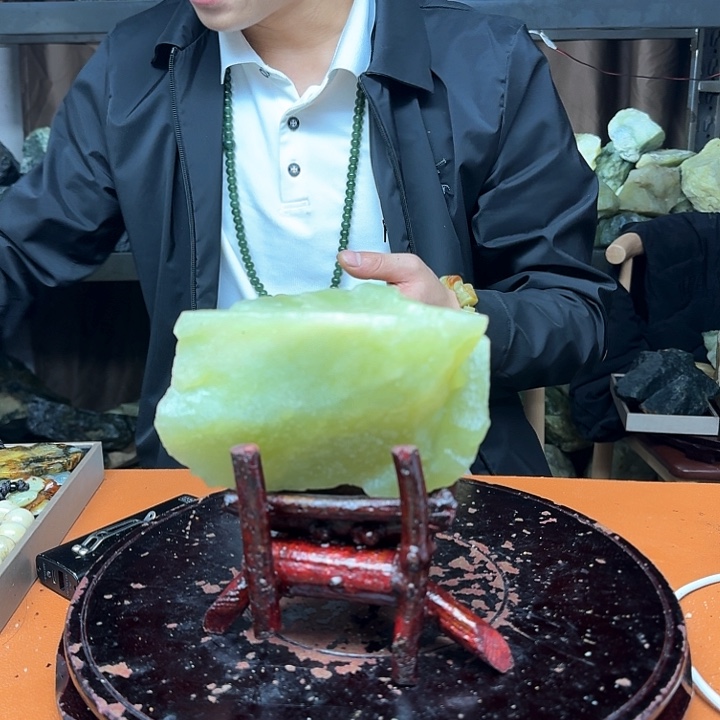 蛇纹石玉原石未镶嵌快**生