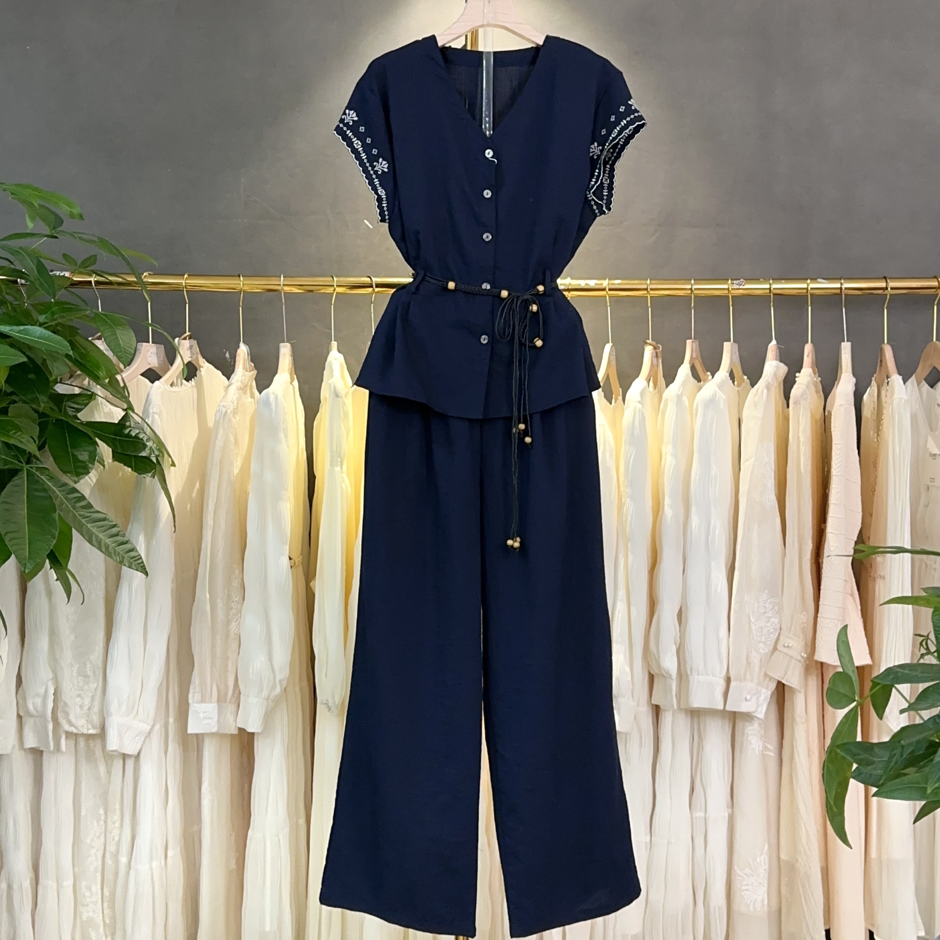 时尚套装2025夏季新款洋气减龄显瘦无袖衬衫搭配阔腿裤两件套