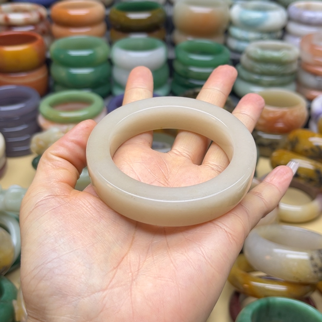 石英质玉手镯未镶嵌