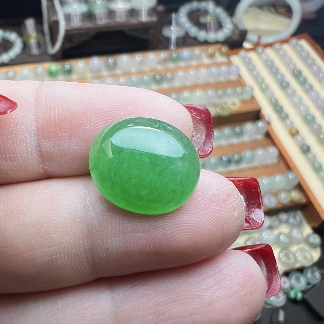 老料阳绿色戒面蛋面裸石可定制镶嵌满绿精美时尚气质