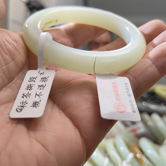 少***⁸和田玉未镶嵌手镯