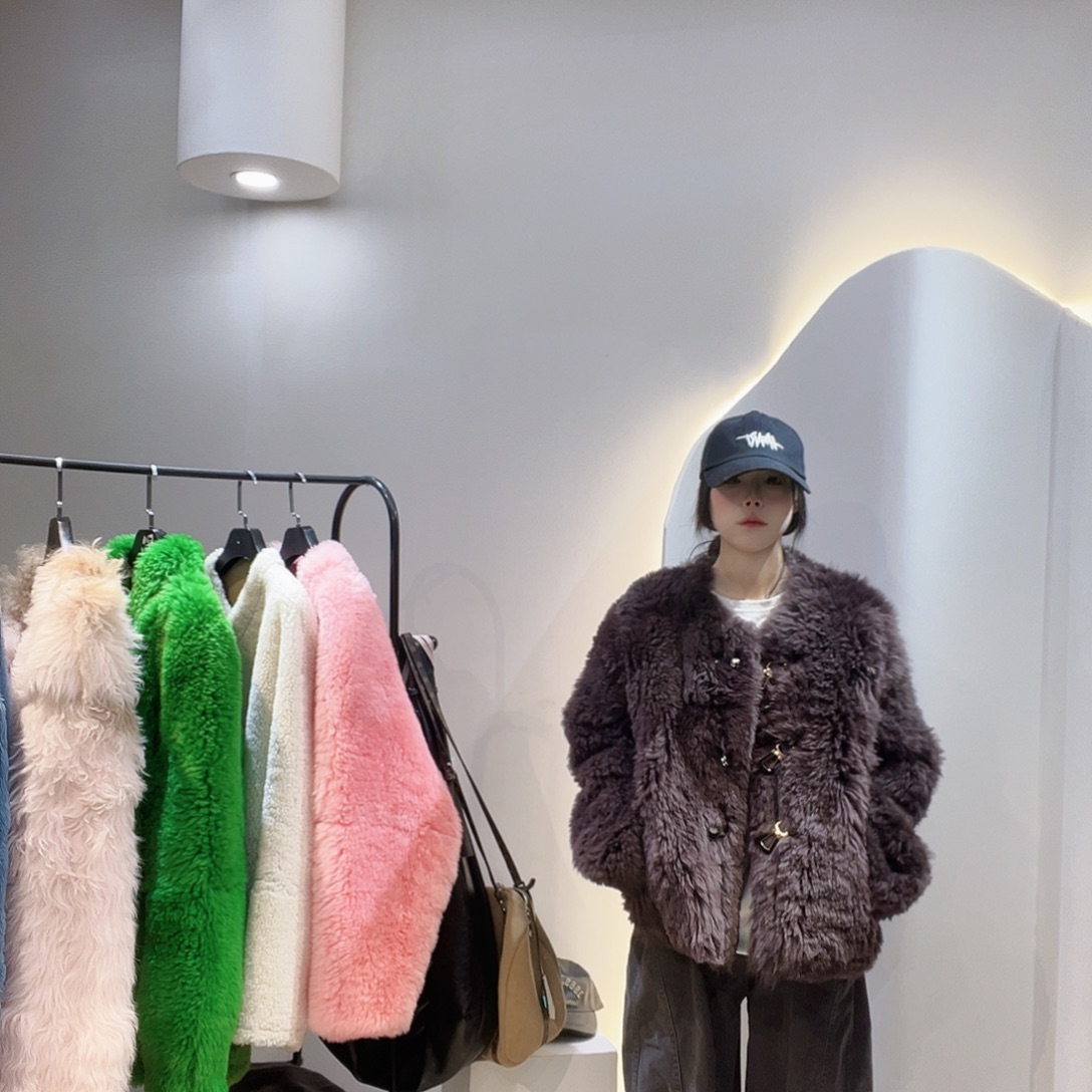 真皮皮毛一体外套223-3388。125斤内