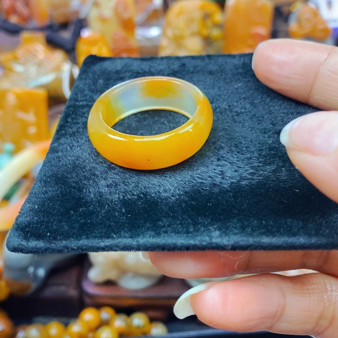 未镶嵌石英质玉（黄龙玉）颈饰