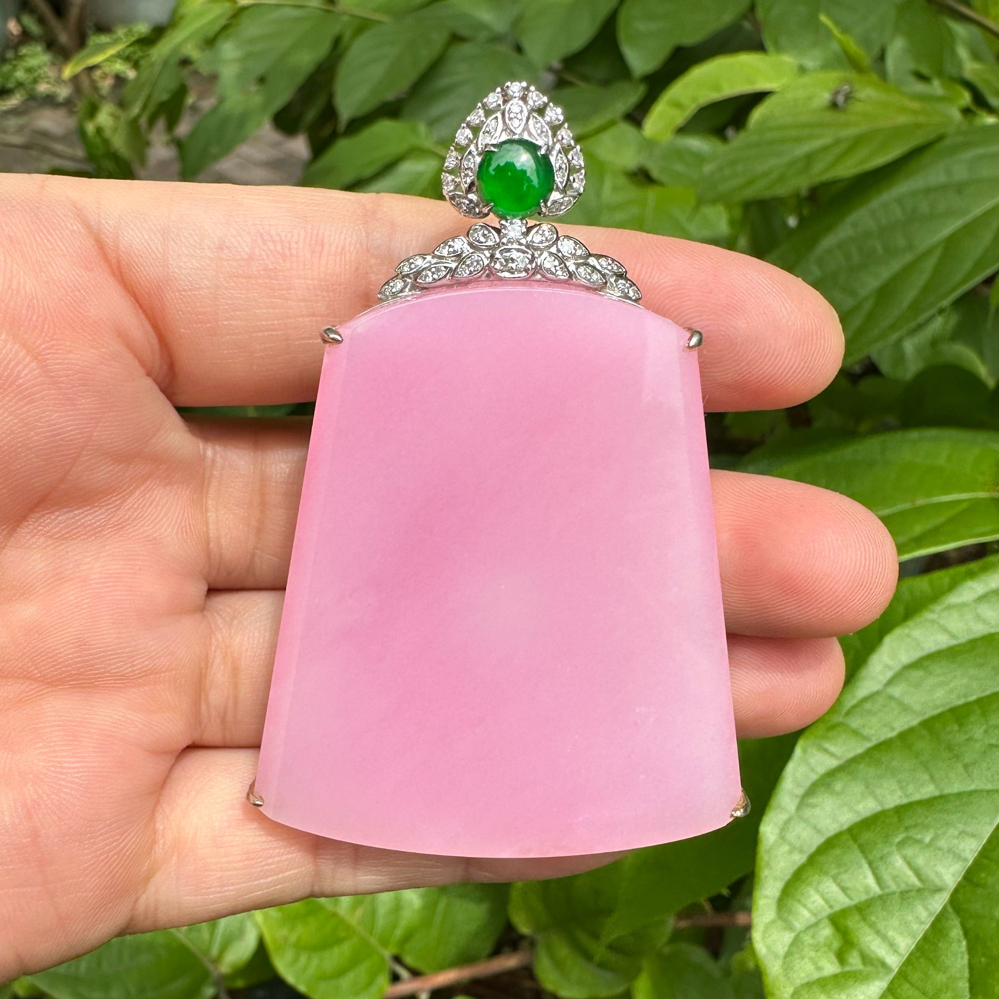 翡翠大无事牌18K金镶嵌粉紫裸石52乘47