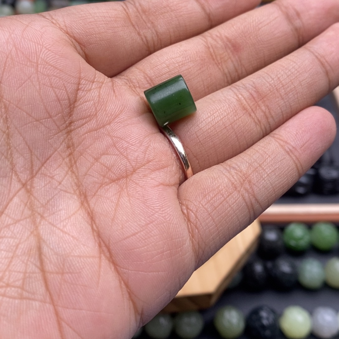 旁***者和田玉（糖玉）未镶嵌颈饰