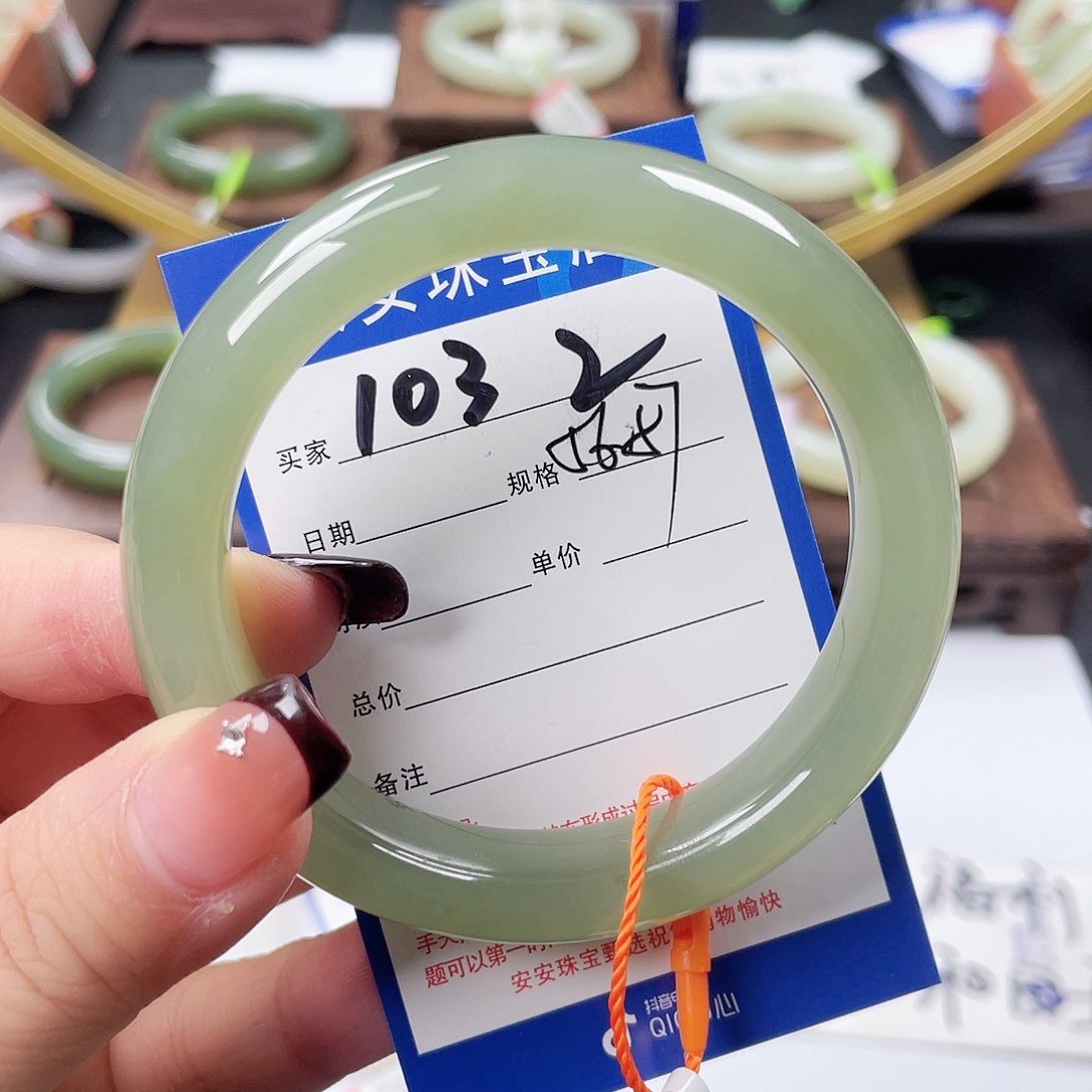 和田玉手镯未镶嵌