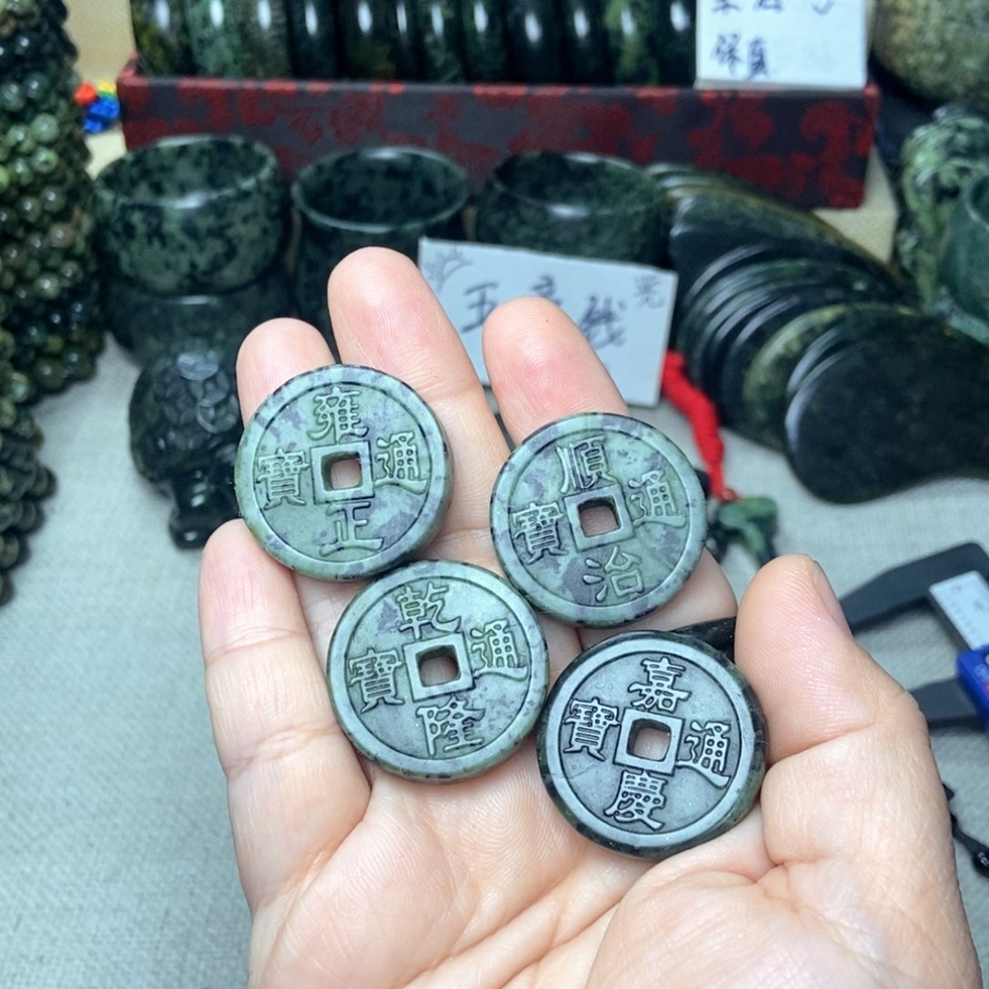 蛇纹石玉未镶嵌古钱