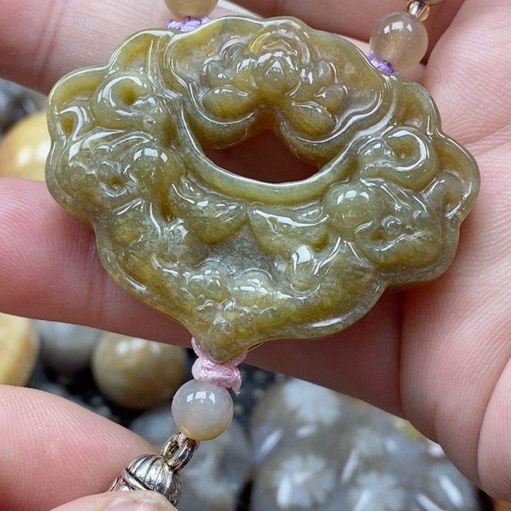 颈饰未镶嵌硅化珊瑚（珊瑚玉）