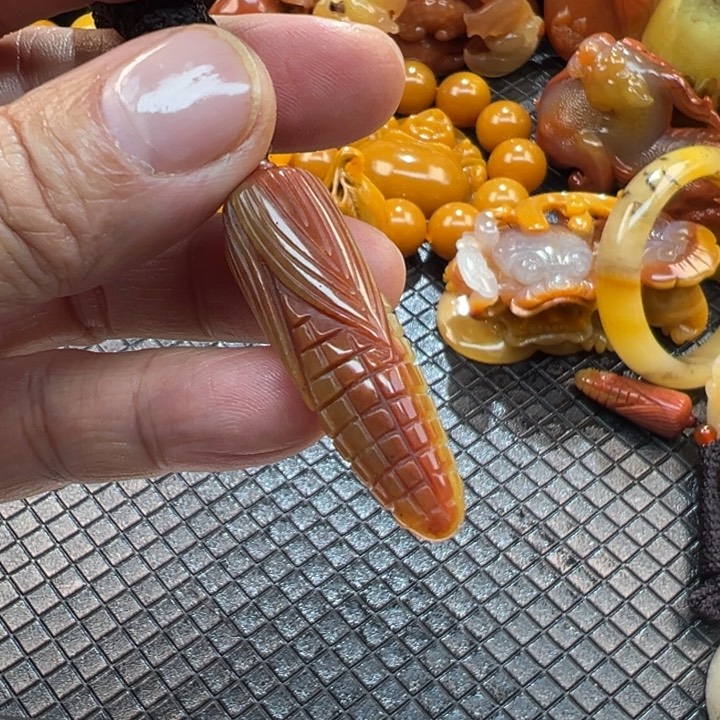 石英质玉（黄龙玉）颈饰未镶嵌