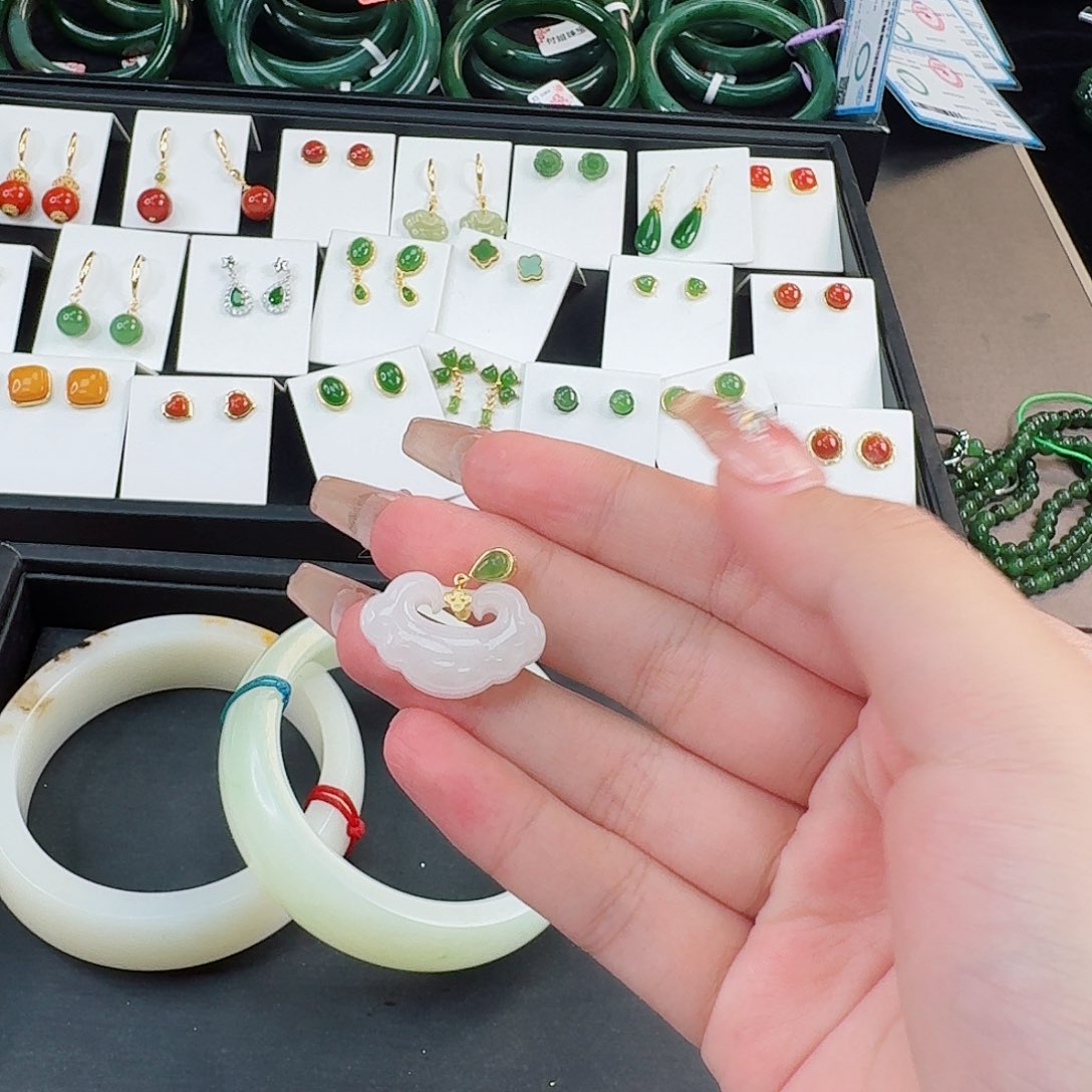 和田玉银S925镶嵌颈饰如意锁白玉