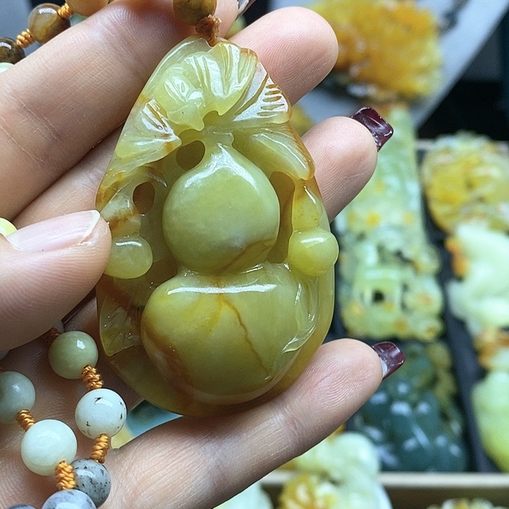 蛇纹石玉挂件未镶嵌