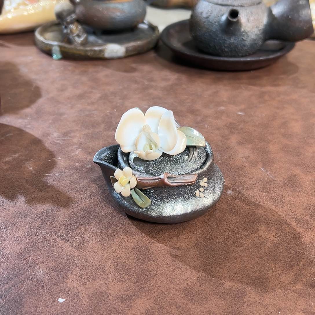 黑泥，白色蝴蝶兰仙气