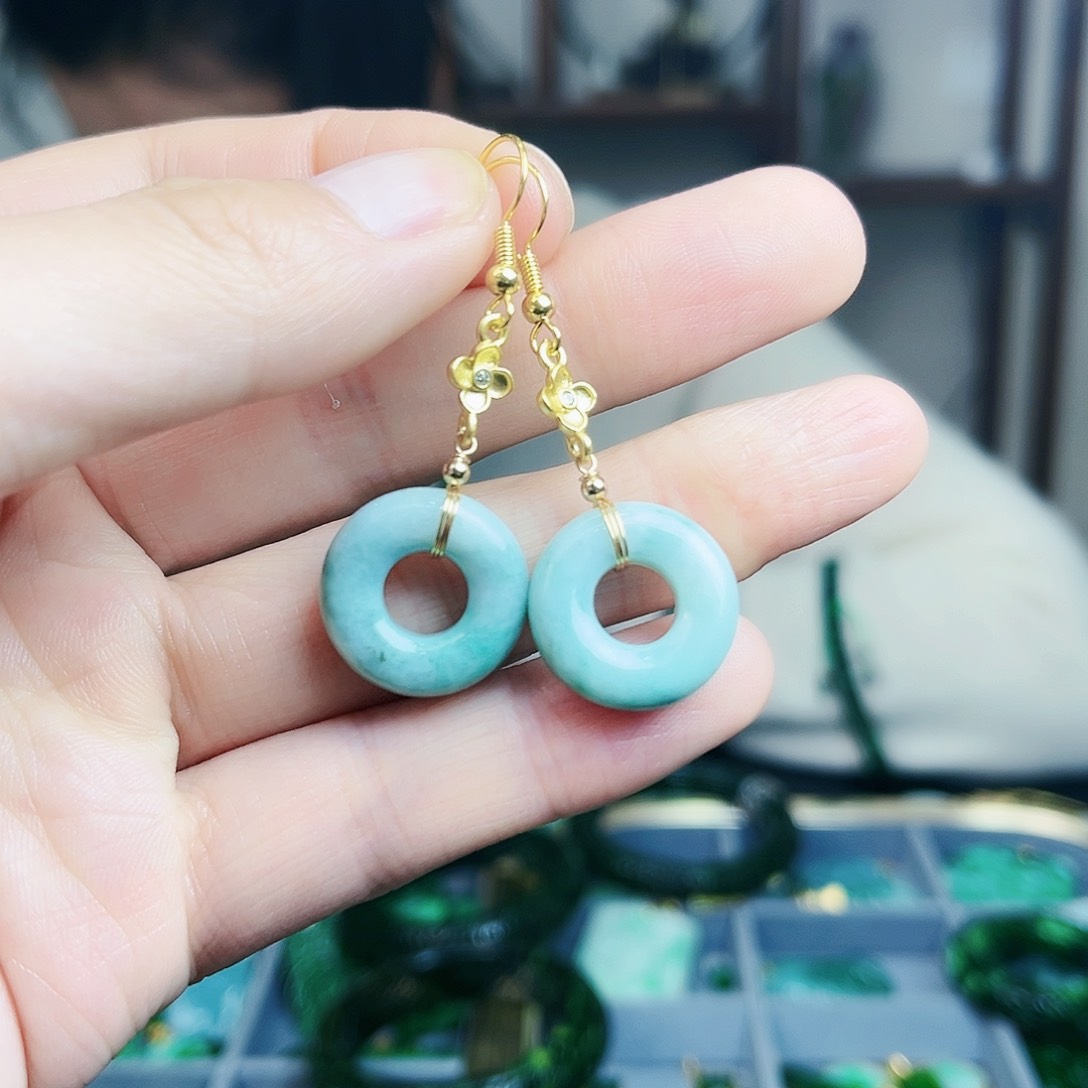 翡翠颈饰未镶嵌耳饰