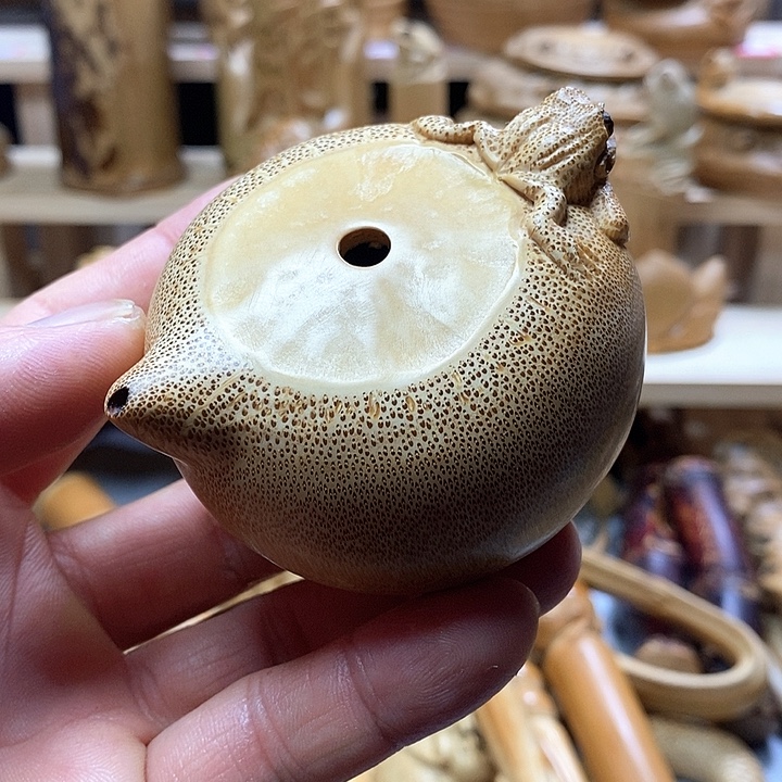 竹雕刻小青蛙把件
