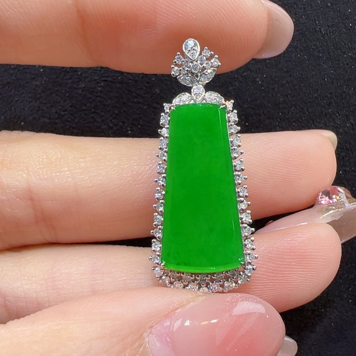 翡翠18K金镶嵌颈饰无事牌