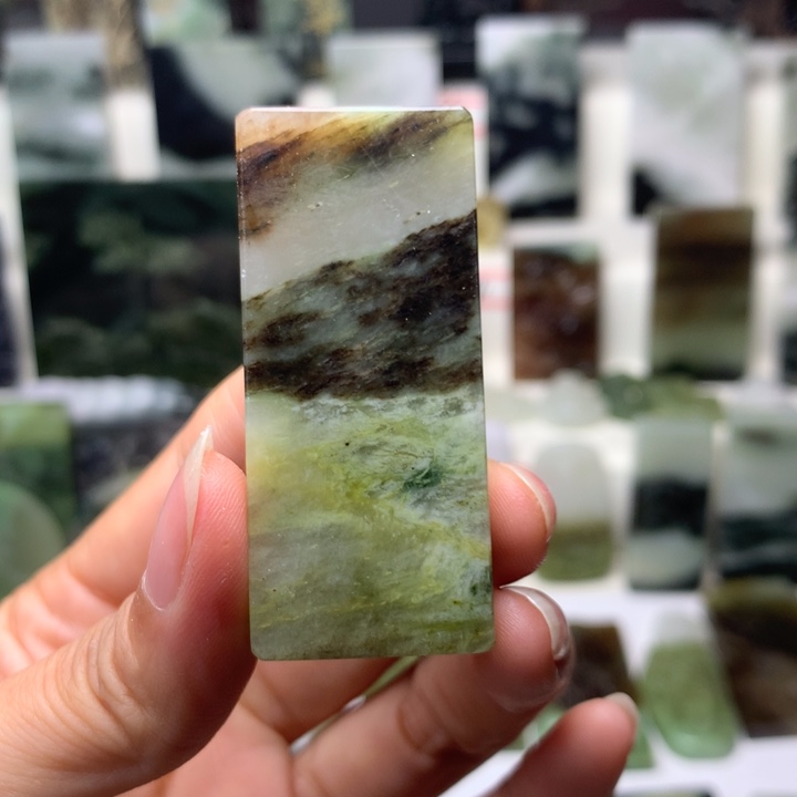 双***虹独山玉未镶嵌颈饰