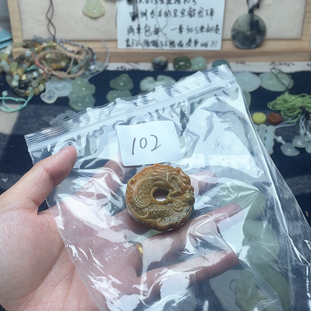 蛇纹石玉颈饰未镶嵌九***妖