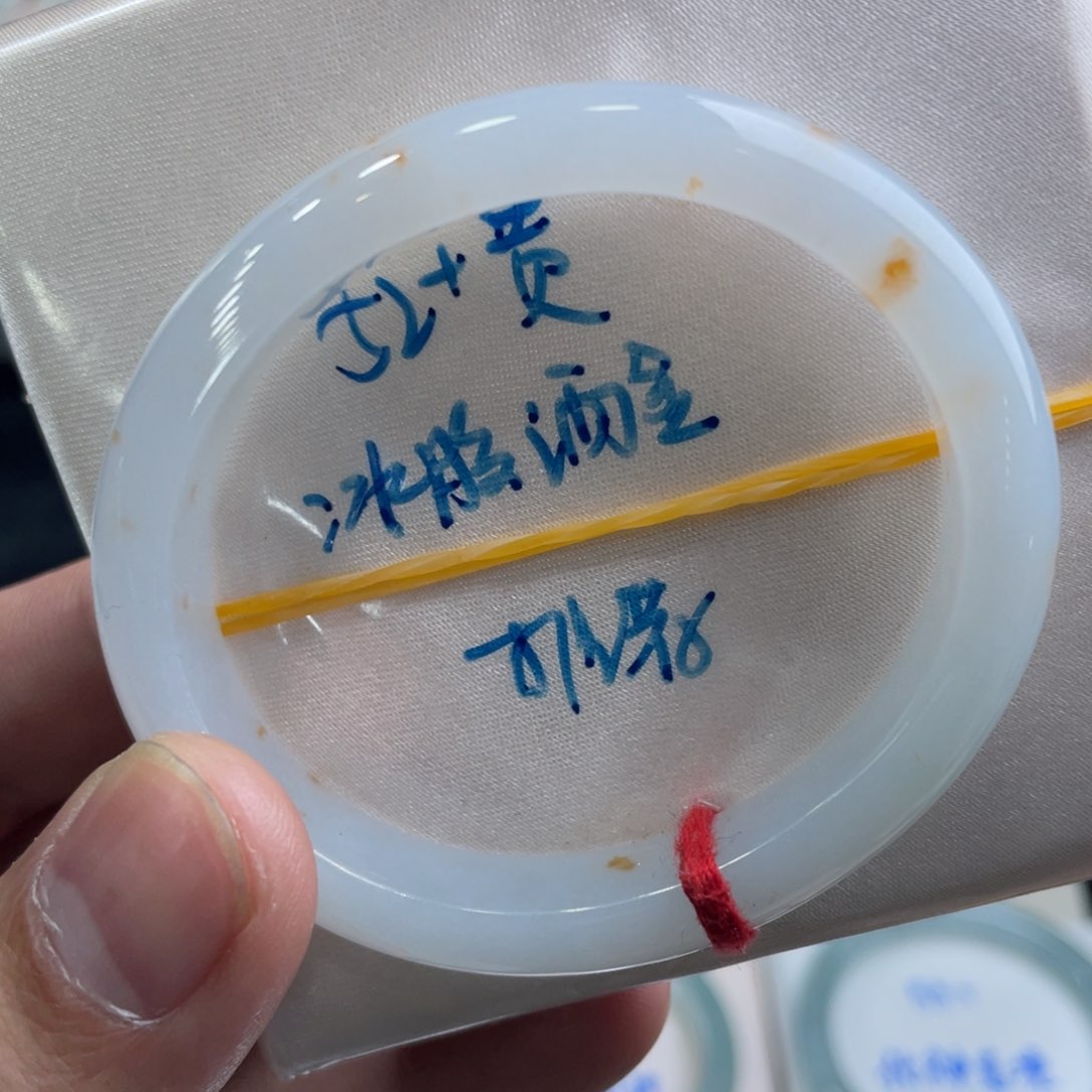 翡翠手镯未镶嵌翡翠手镯