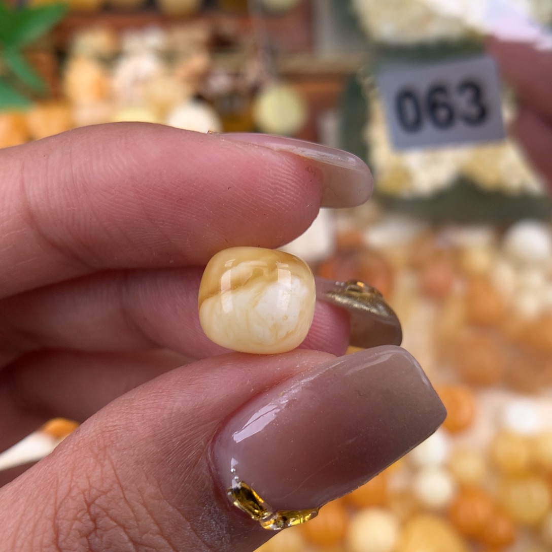 琥珀珠宝奇石未镶嵌10.3 底部一颗粉