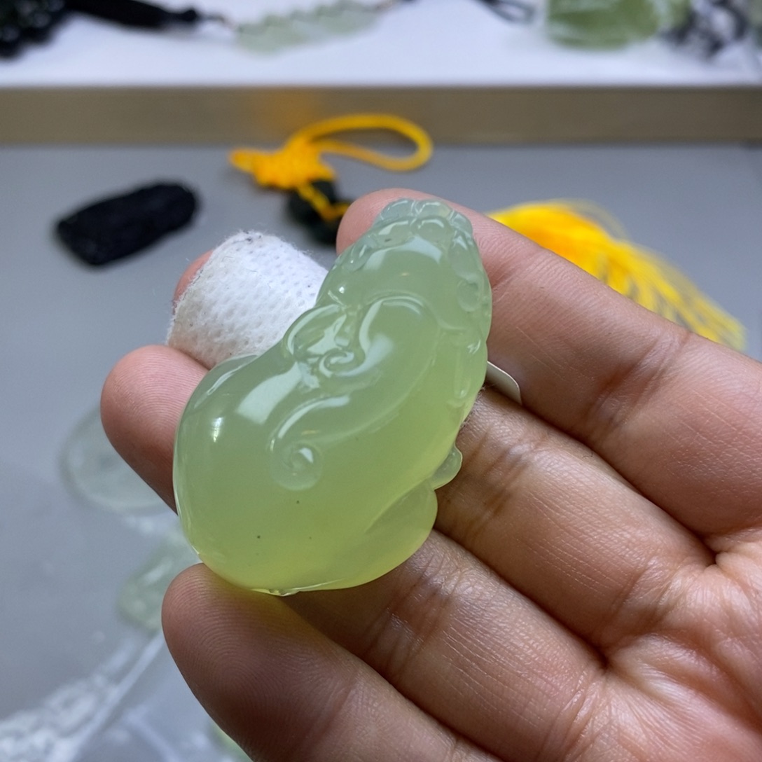 蛇纹石玉颈饰未镶嵌魔*杨