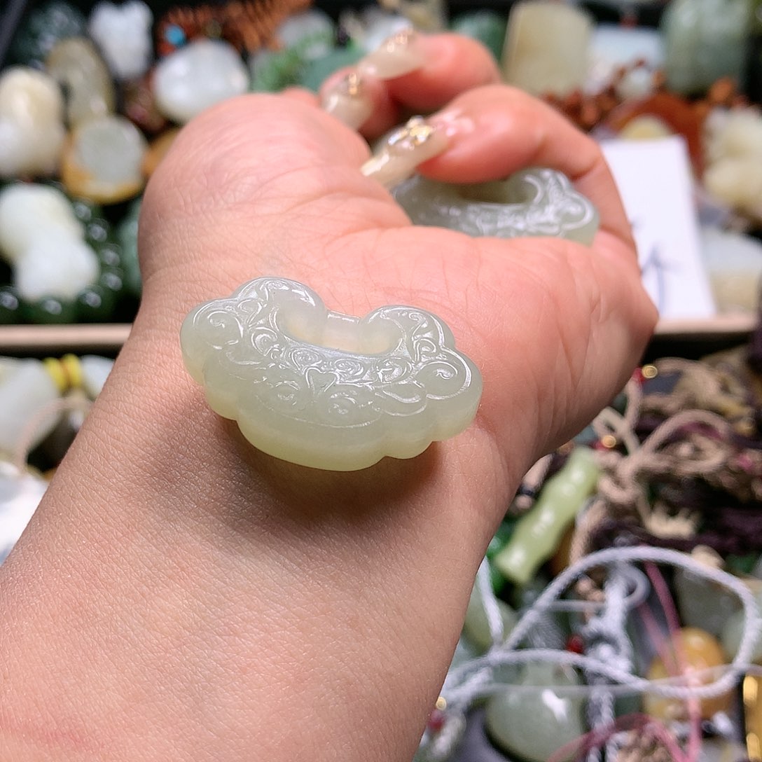 和田玉吊坠未镶嵌S****包