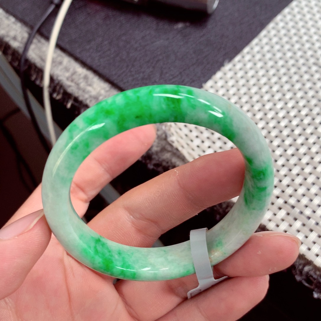 翡翠手镯未镶嵌缅甸