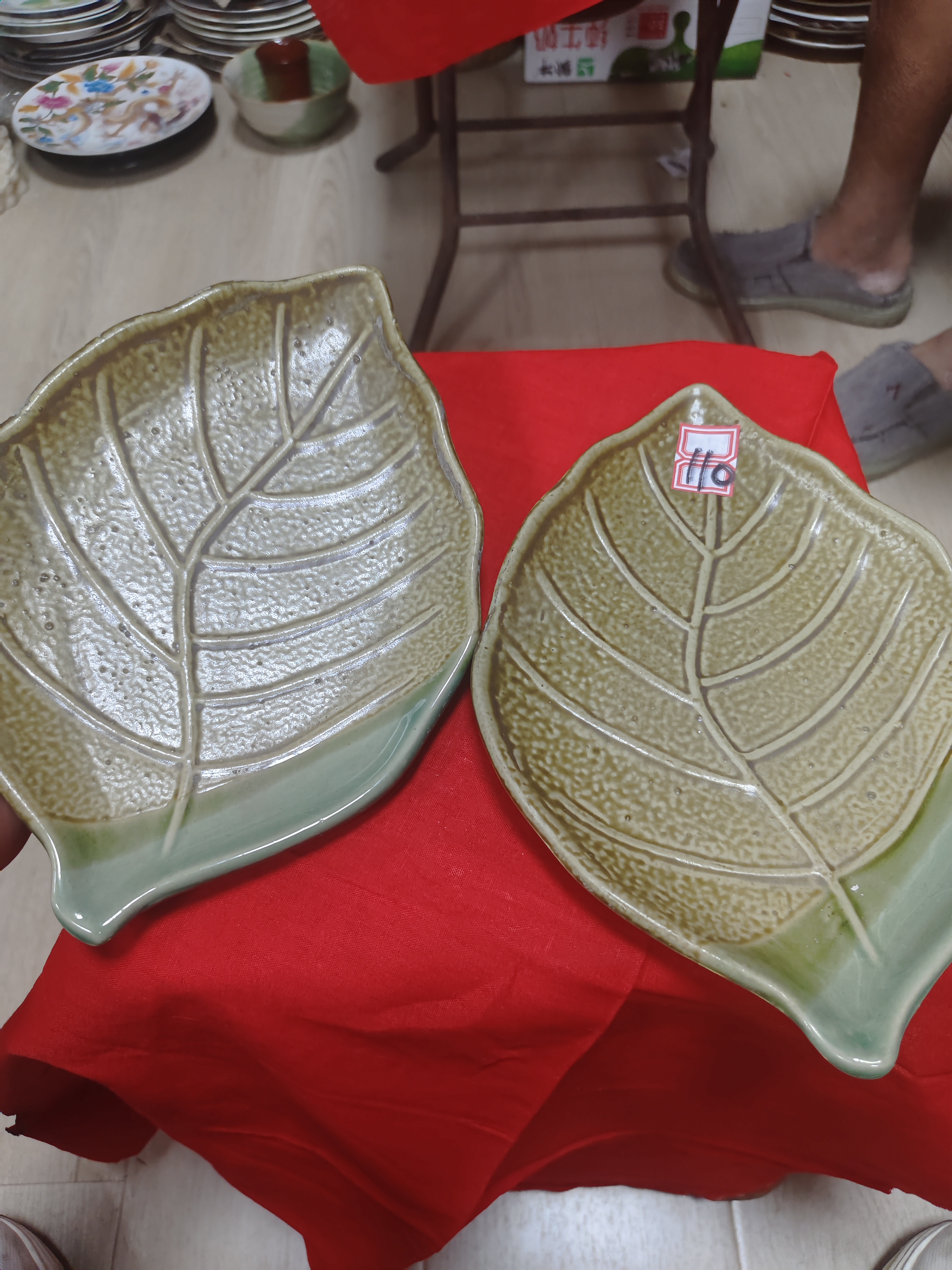 瓷片树叶盘两块。