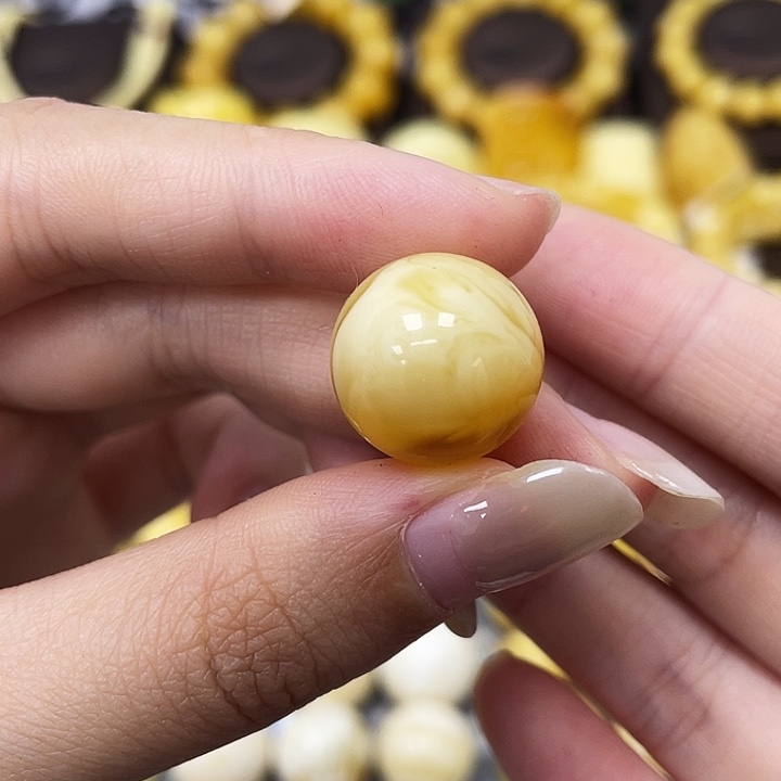 琥珀未镶嵌裸石16mm瑕 059