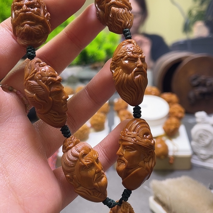 陳***画橄榄核吊坠橄榄核雕