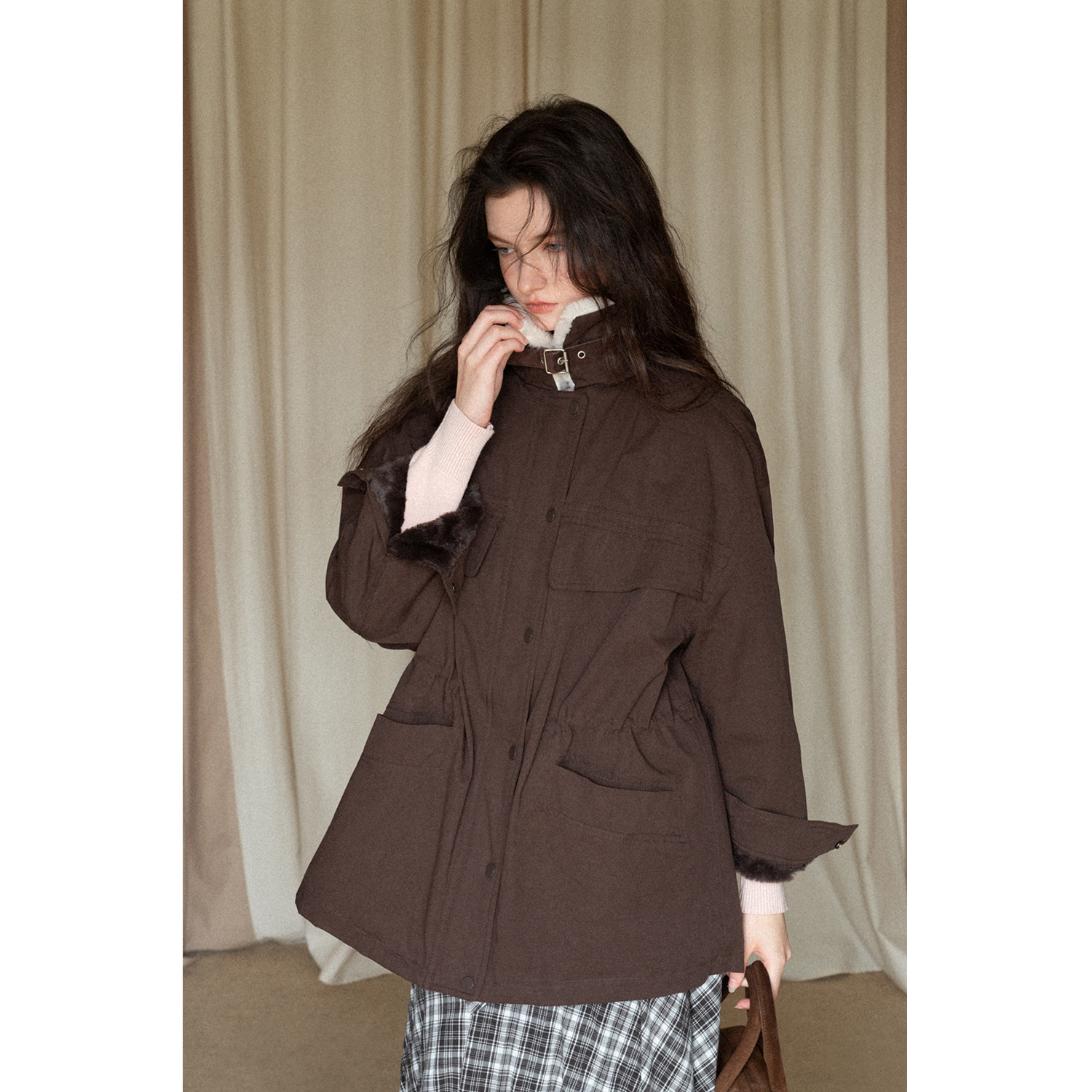 EGGKA巴恩风仿羊羔毛翻领加绒派克服咖色高级感大衣E25C70622YM