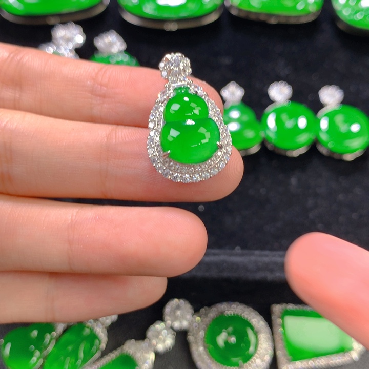 翡翠银S925镶嵌颈饰一个