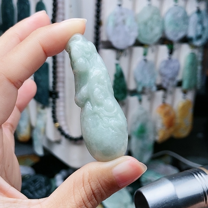 颈饰足铂镶嵌翡翠翡翠