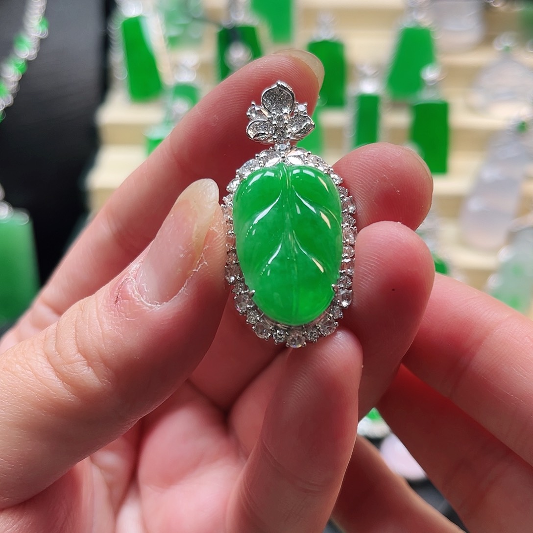 翡翠吊坠(不含链)18K金镶嵌金枝玉叶