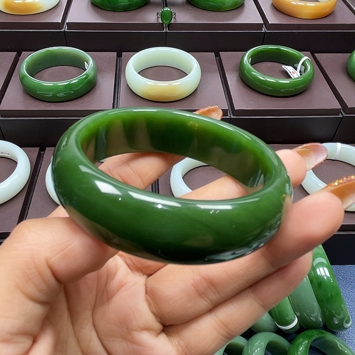 赶***的和田玉（碧玉）未镶嵌手镯