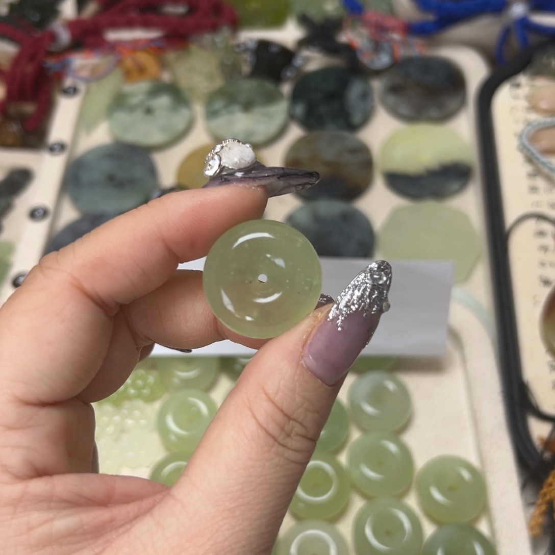 蛇纹石玉颈饰合金