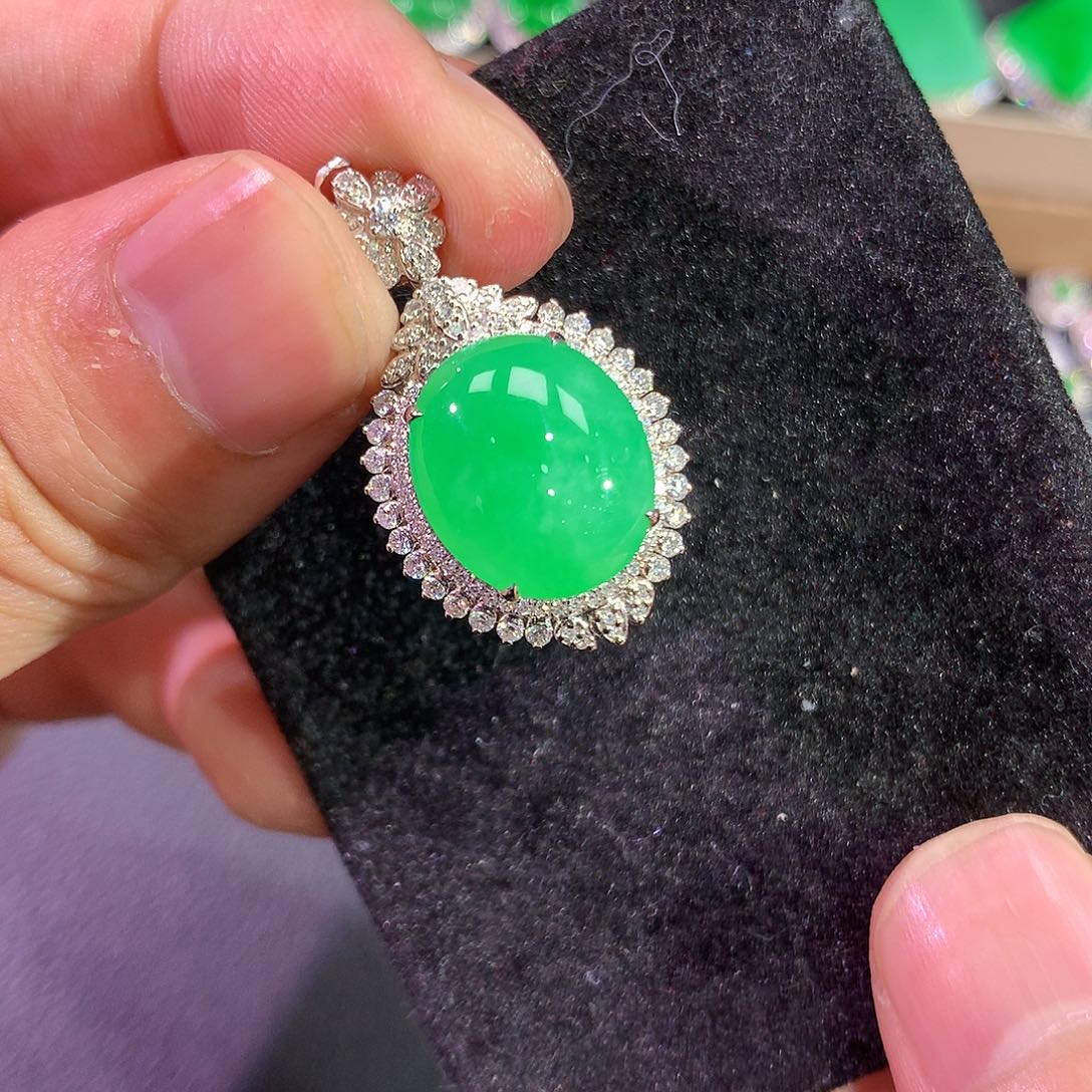 翡翠吊坠(赠链)18K金镶嵌