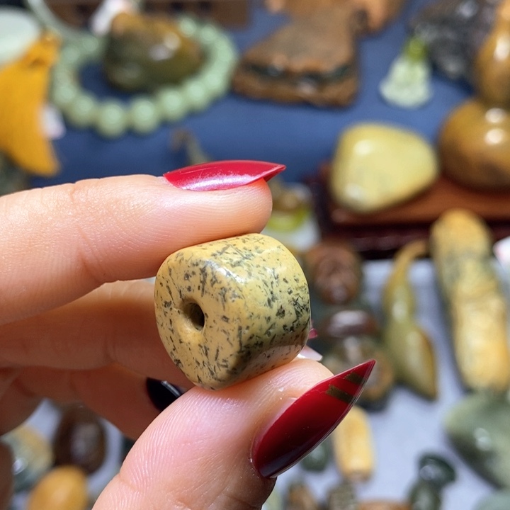 岫岩河磨玉（透闪石质玉）未镶嵌桶珠1.3 X1.7