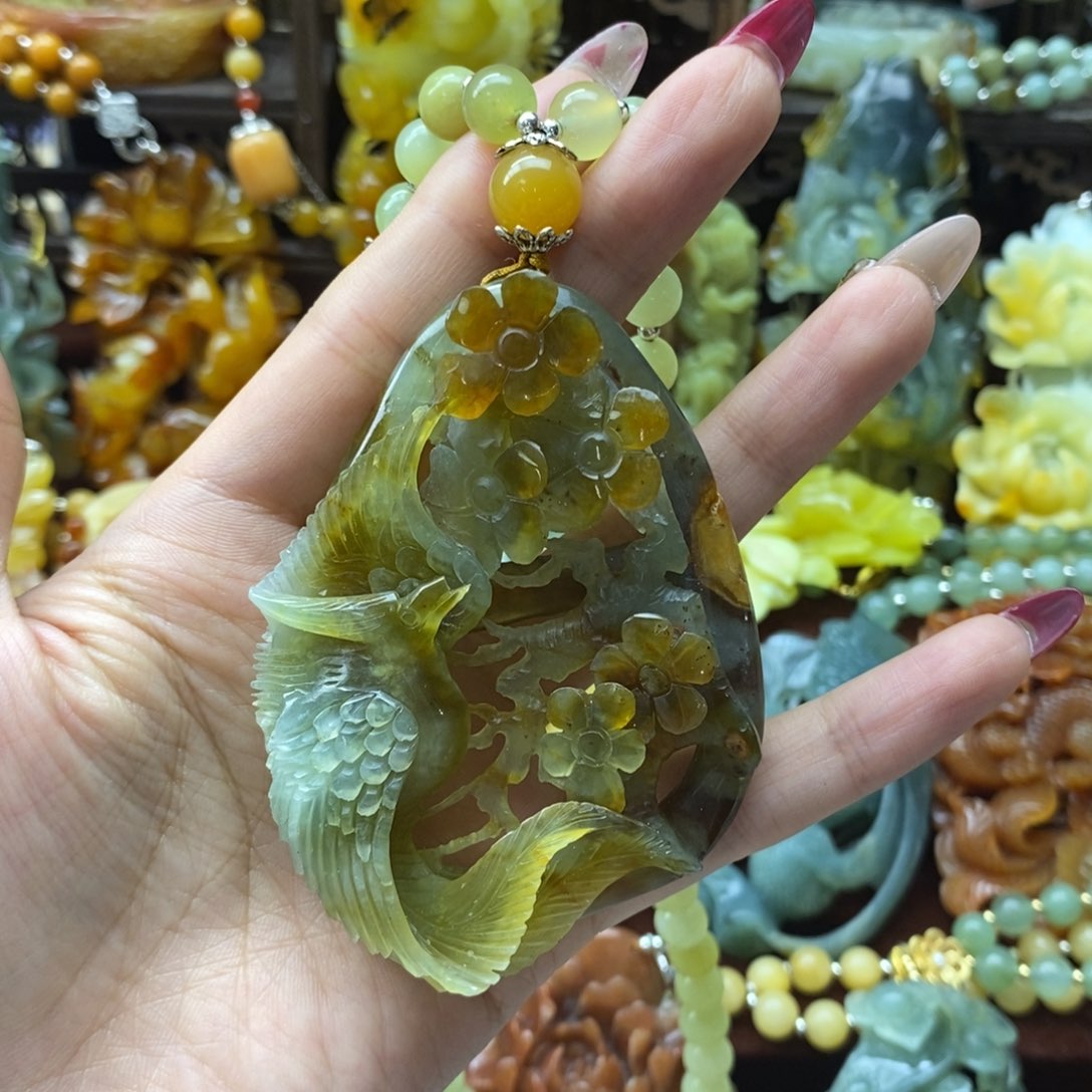 蛇纹石玉颈饰未镶嵌