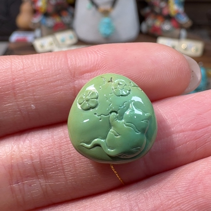 绿松石未镶嵌猫咪钓鱼雕刻件