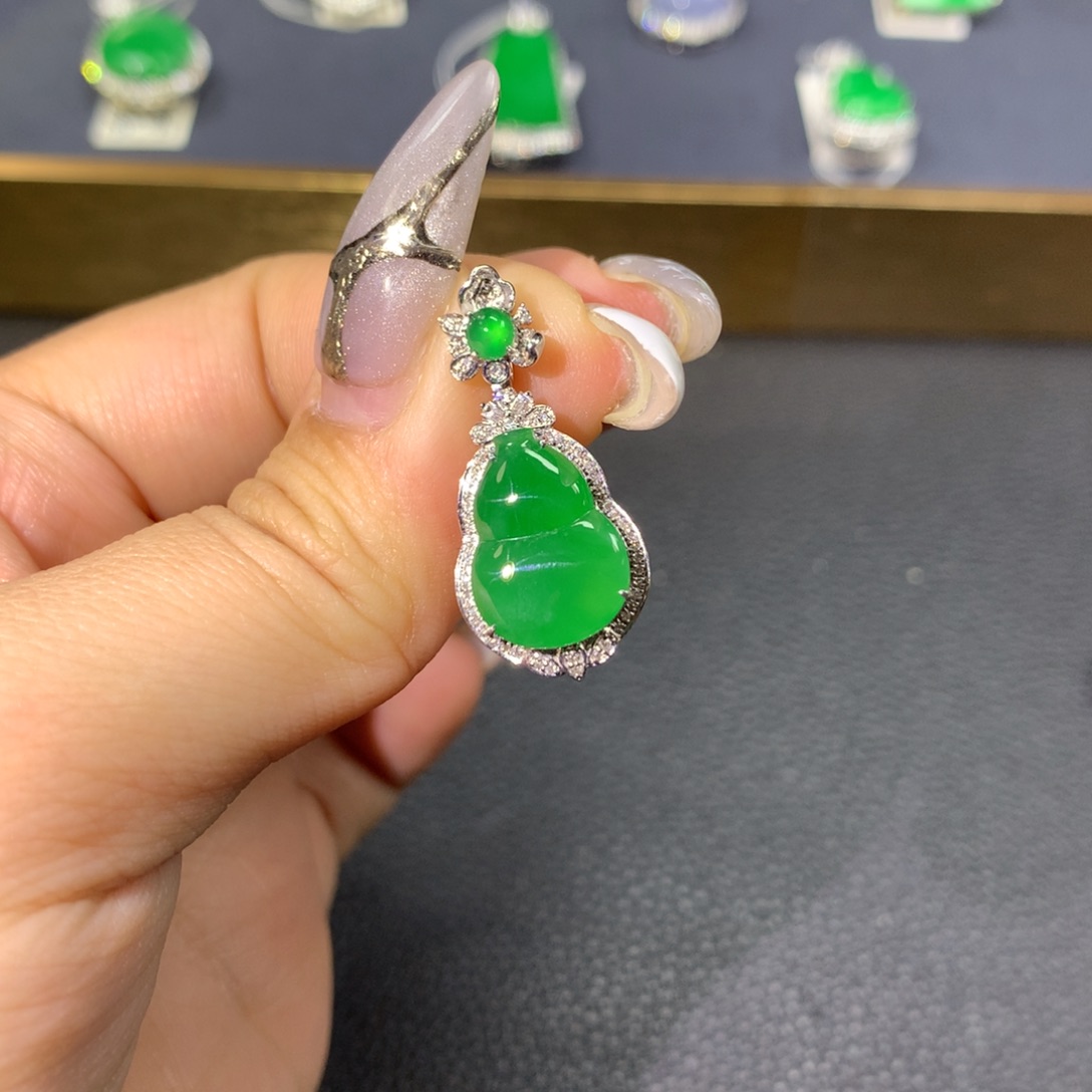 翡翠颈饰18K金镶嵌翡翠