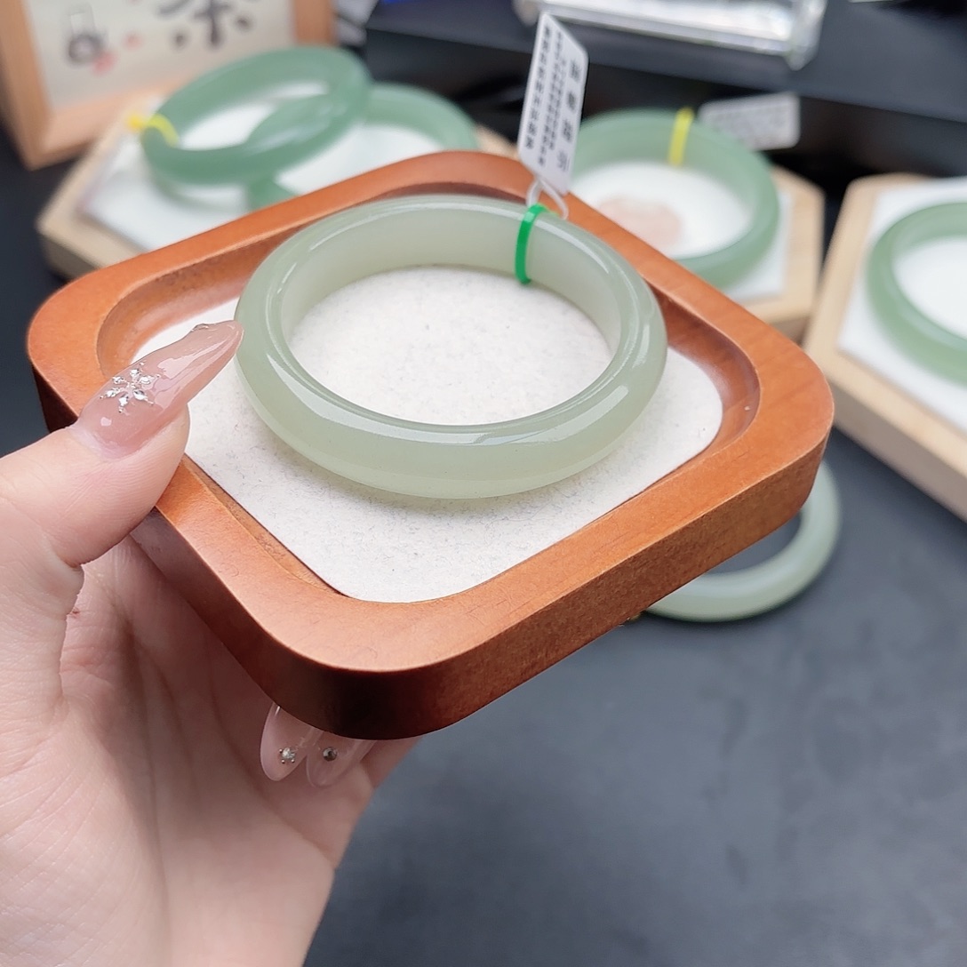 石英质玉未镶嵌手镯