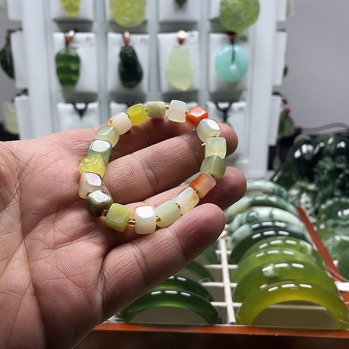 蛇纹石玉颈饰未镶嵌