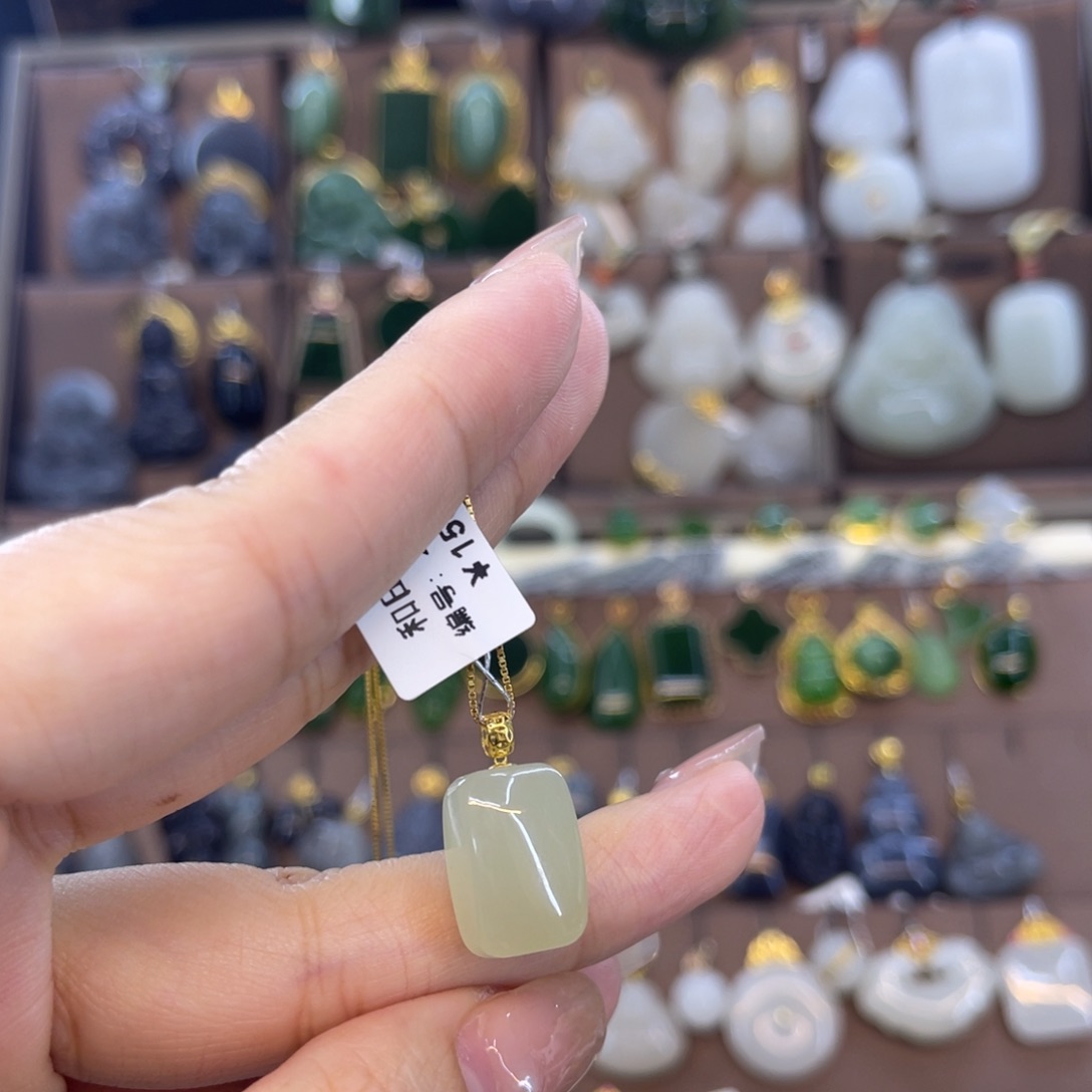 和田玉吊坠18K金镶嵌