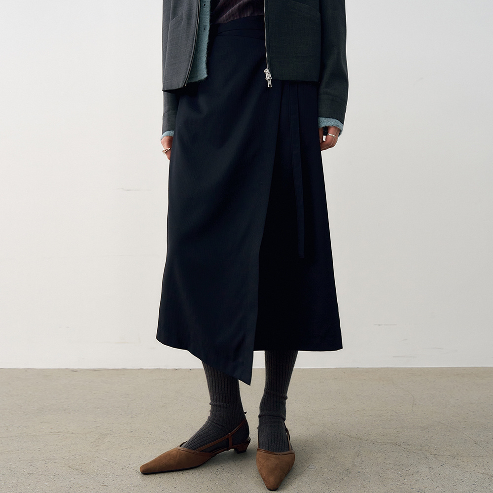 闪闪兒 韩国贵牌设计师Noir*er 25夏季 高级感斜边开叉半裙9266