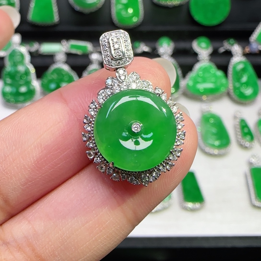 翡翠18K金镶嵌颈饰吊坠