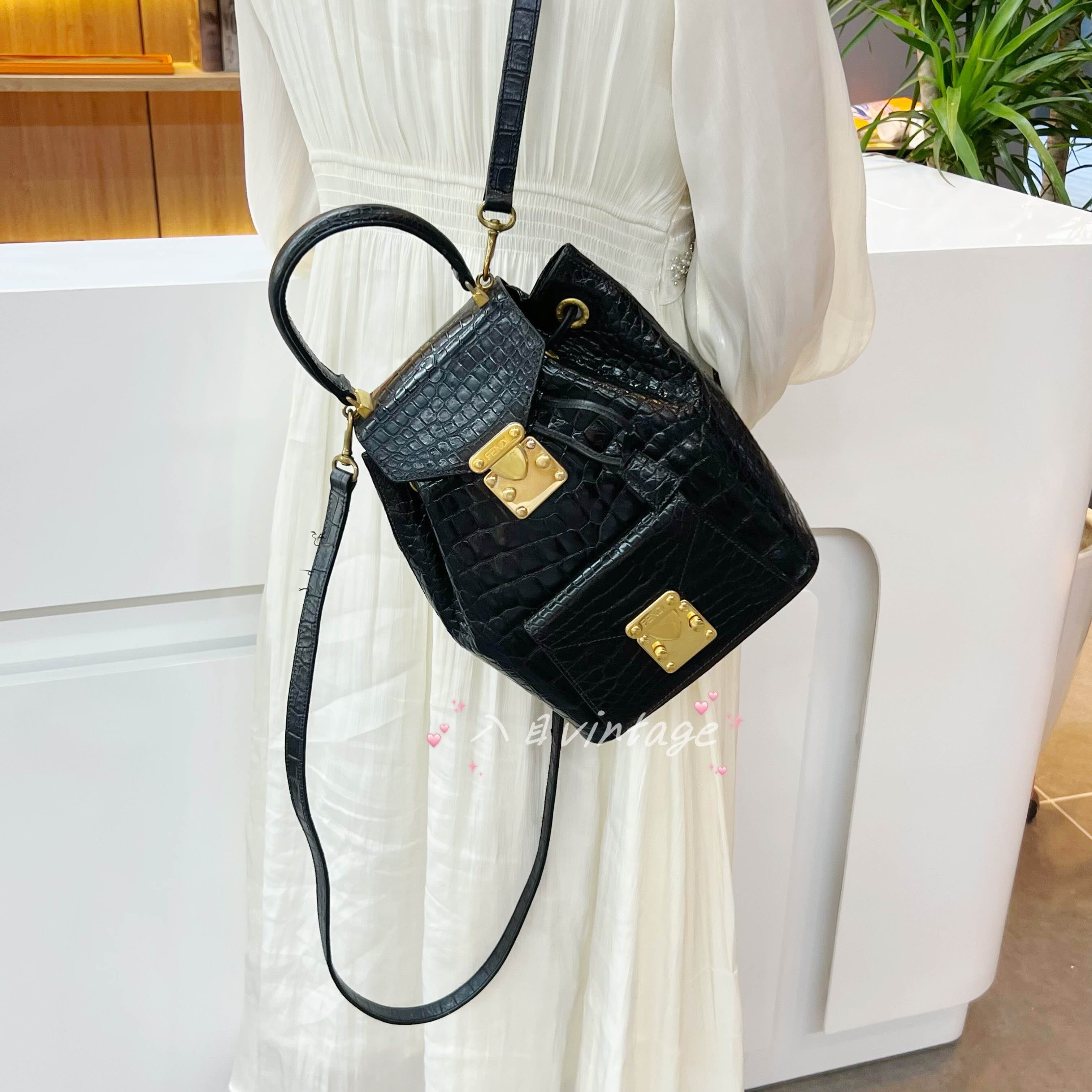 95新 FENDI/芬迪 入目 黑金亚鳄文小双肩包 50100