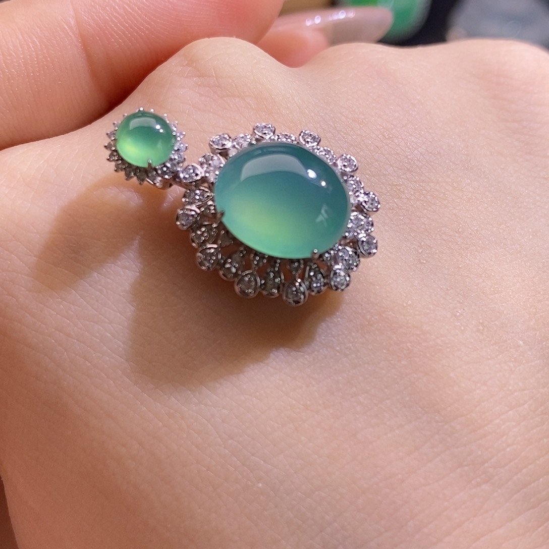 颈饰未镶嵌翡翠鸽子蛋