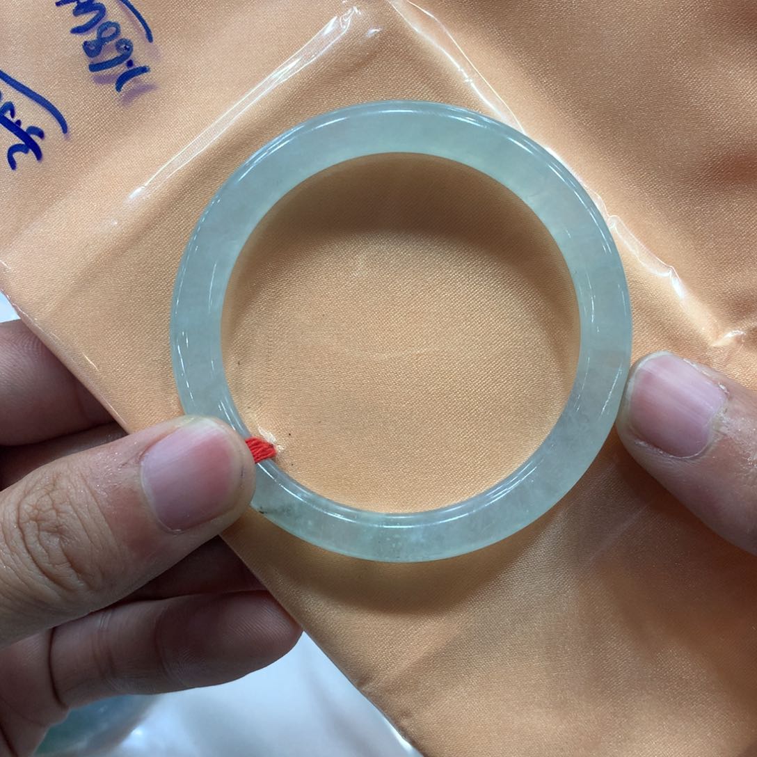 翡翠手镯未镶嵌有瑕