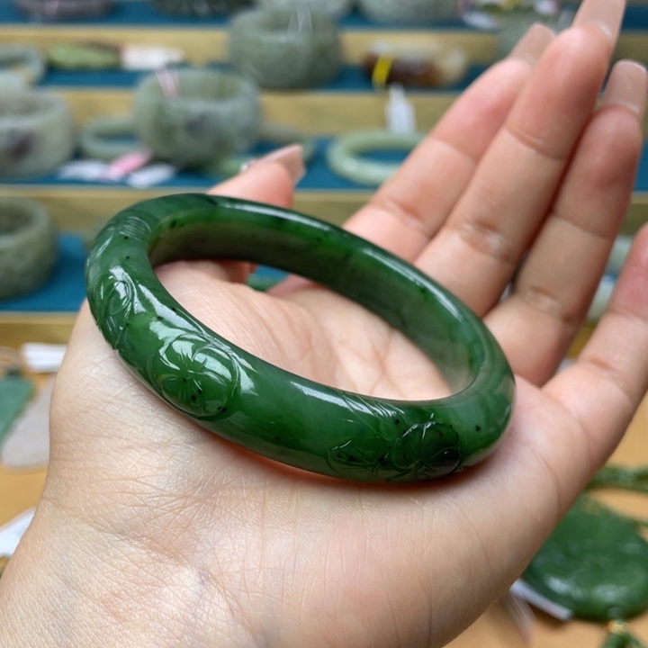 和田玉手镯59圈口。编号81未镶嵌