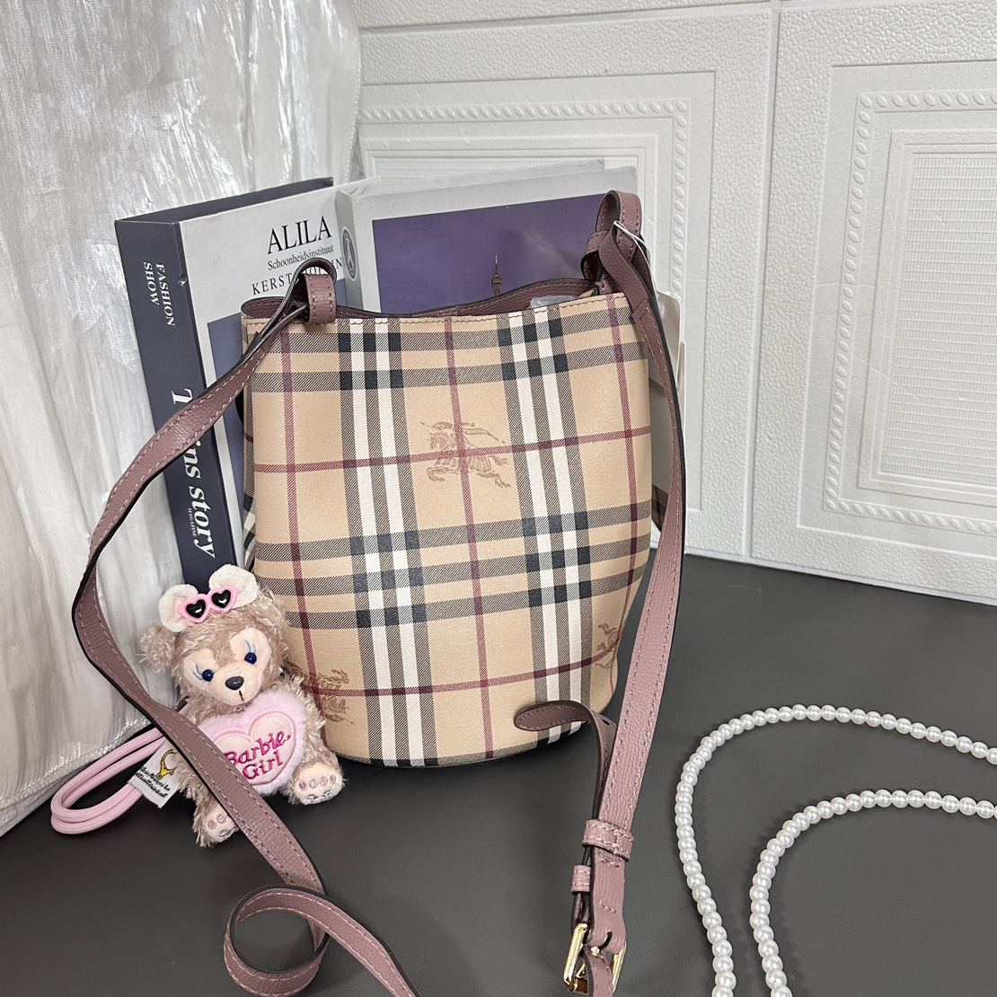 95新 BURBERRY/博柏利 95新战马格纹水桶斜挎包